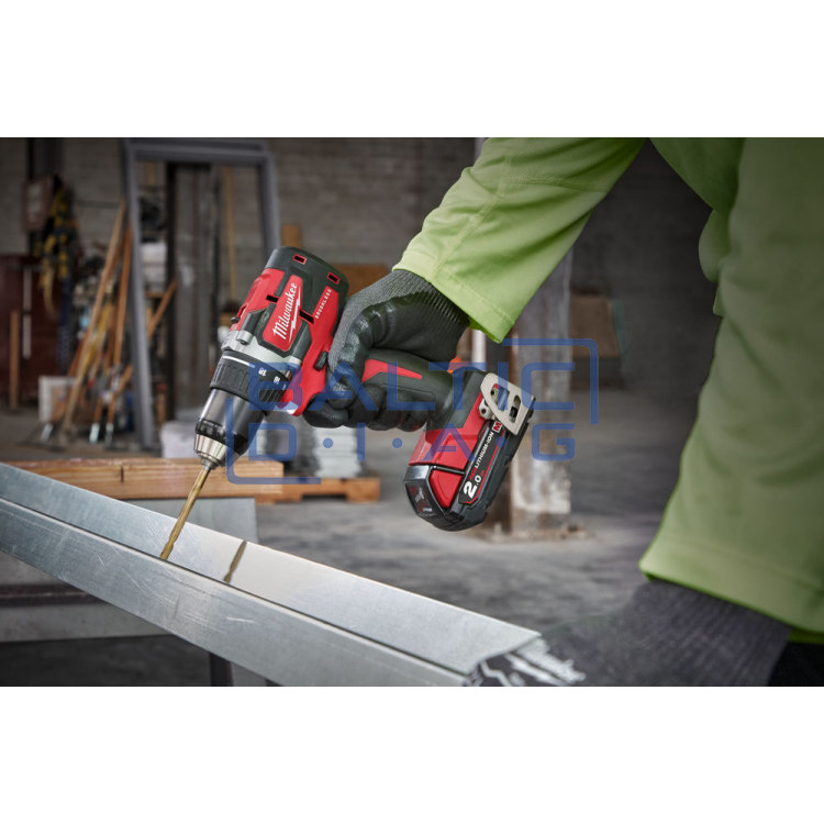 Аккумуляторная отвертка / дрель Milwaukee M18 CBLDD-502C