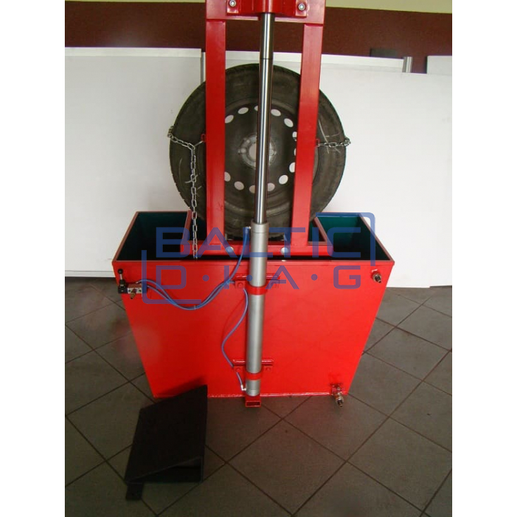 Bath with elevator for wheel immersion