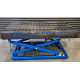 Welding table with hydraulic table top lifting system
